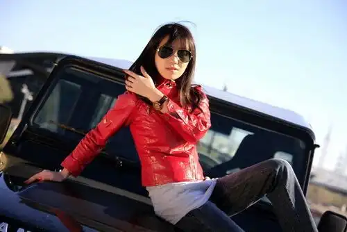 点击放大路虎卫士与美女车模美图: ★ 特别鸣谢路虎卫士模特:yoyo