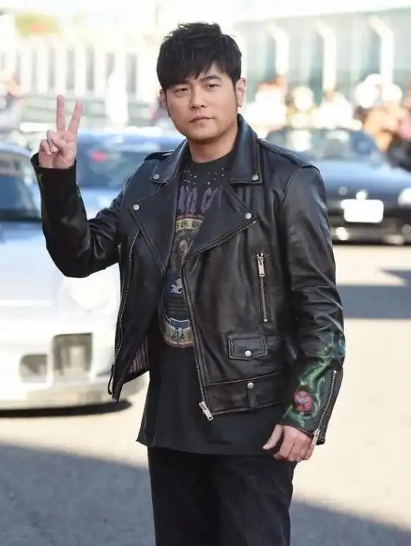 42岁周杰伦与妻同台出席活动 却因发福被指撞脸钱枫