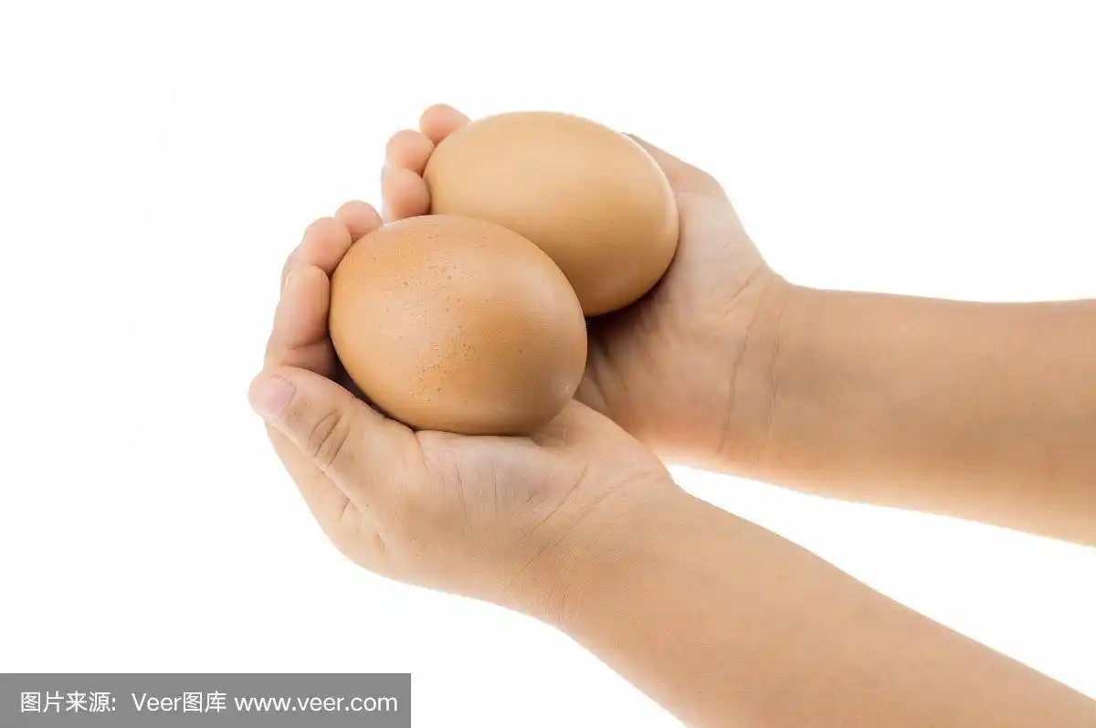 孩子手里拿着两个鸡蛋