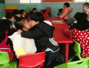亲吻gif幼儿园gif小朋友gif秀恩爱gif