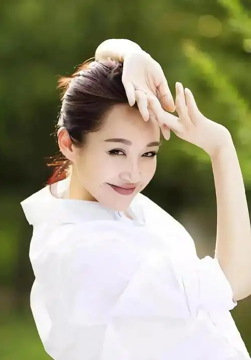 照亮岁月 魅力随行——54岁的许晴如少女般火辣|演员|时尚|女神_网易