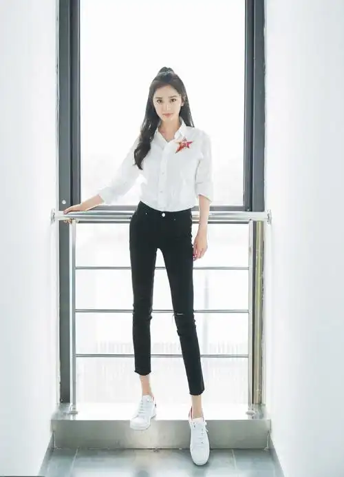 杨幂白衬衫细长美腿性感图片19