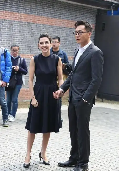 刘烨老婆安娜近照曝光年纪轻轻就已头发花白跟刘烨同框似姐弟