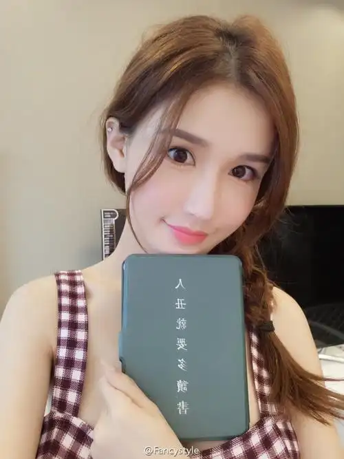 组图:网红fancy闺房自拍 吊带清凉晒美嫩白胸