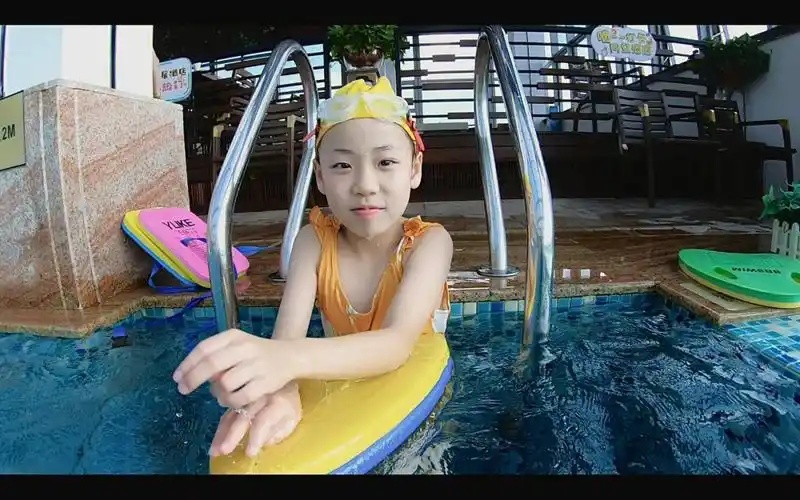 可爱美丽的女孩啊桂林学游泳