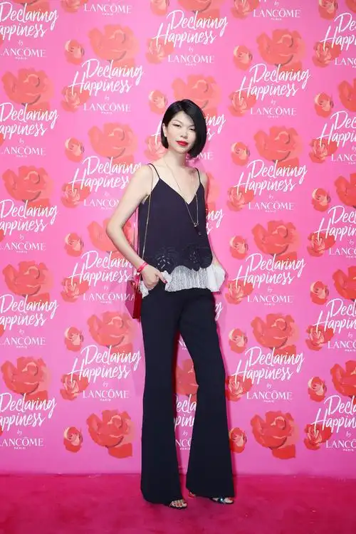 39岁吕燕身材一点不走样,178身高穿什么都好看,不愧是国际超模