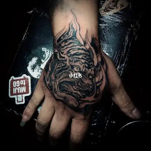 手背纹身虎头