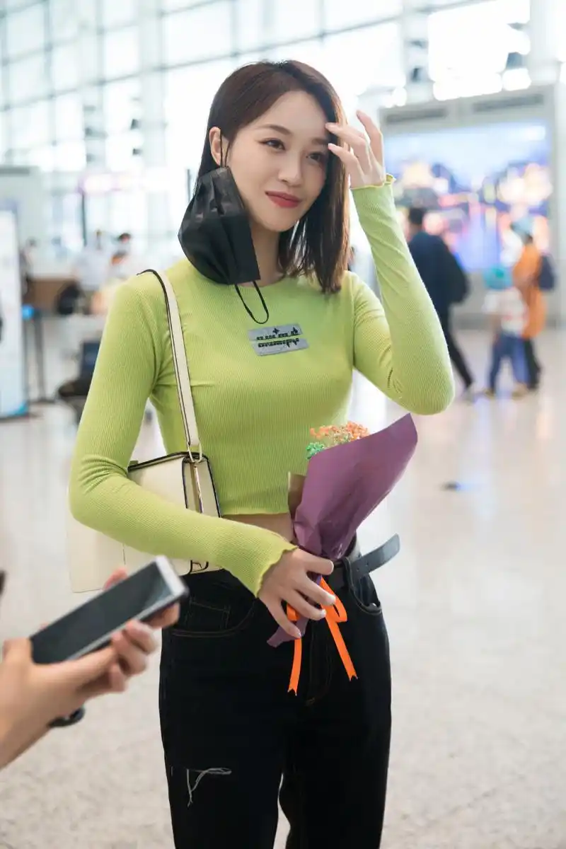 蓝盈莹走机场,穿荧光绿上衣配牛仔裤很高级,这腰围太"过分"了