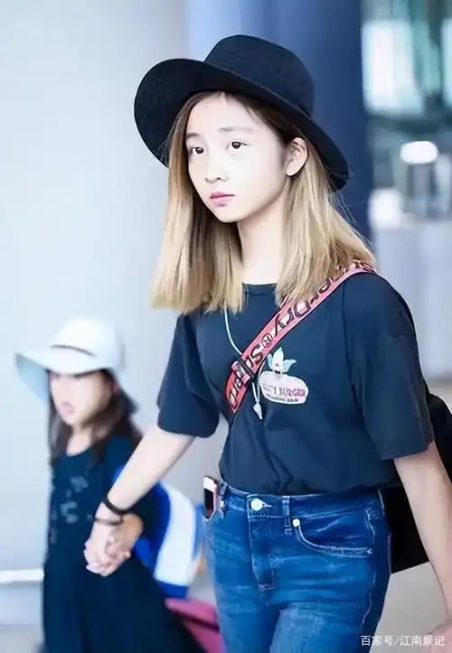 黄磊女儿多多晒最新照片,短发造型清纯可爱,少女气质尽显