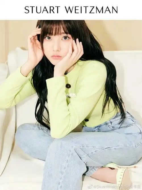 铆钉,精致光辉缀点鞋身,质感磨砂皮革映衬独特电光郑乃馨牛仔裤吕迎馨