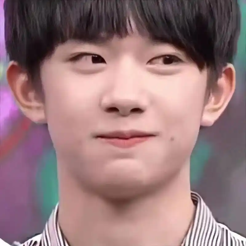 捏捏小脸儿.#易烊千玺 #小时候#奶萌#可爱  - 抖音