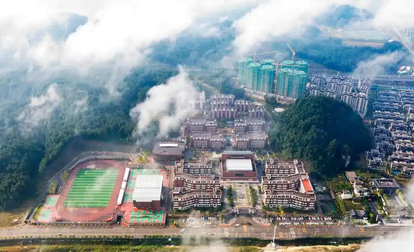 贵州省龙里中学是龙里县唯一一所公办全寄宿制普通高中,现有63个教学