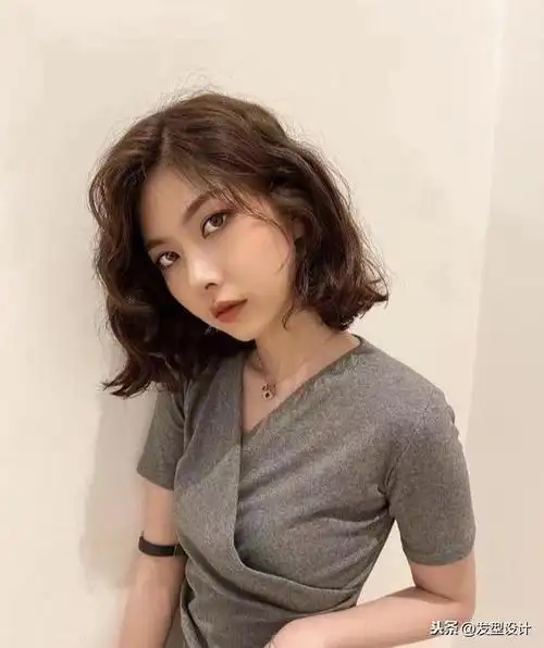 今年流行减龄全头烫发型,烫了你就美了