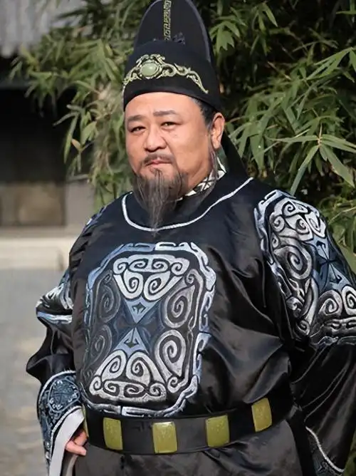 梁冠华:因太胖没戏演,却被导演妻子倒追,39岁演""走红