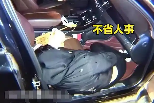 厦门2小时事件女子醉酒叫代驾2人车内激战不关门引路人围观