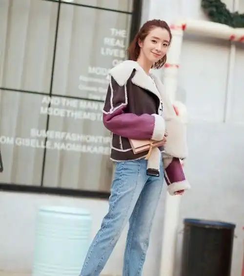 胡冰卿穿上一件设计了白色毛绒的外套,十分好看,和简单的牛仔裤搭配