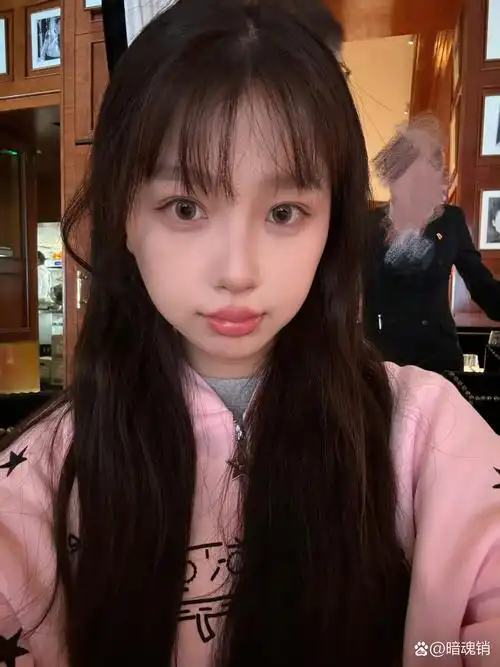 虞书欣今日份营业照片,粉色兔子耳朵外套搭配粉色裤子,卷发搭配空气