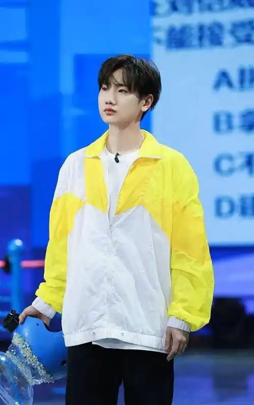 汪苏泷恋情疑曝光,与素人女友聚餐回家,网友:该谈恋爱了_女子_朋友