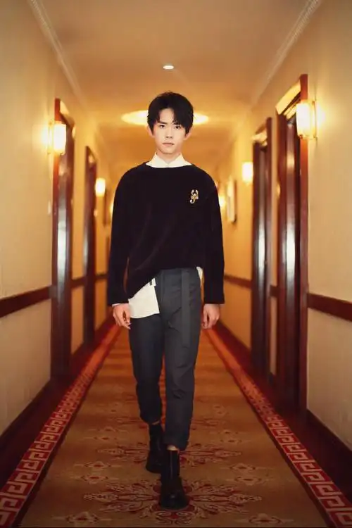 [易烊千玺][分享]171027 易烊千玺佩戴钻石胸针 闪亮优雅时尚满分