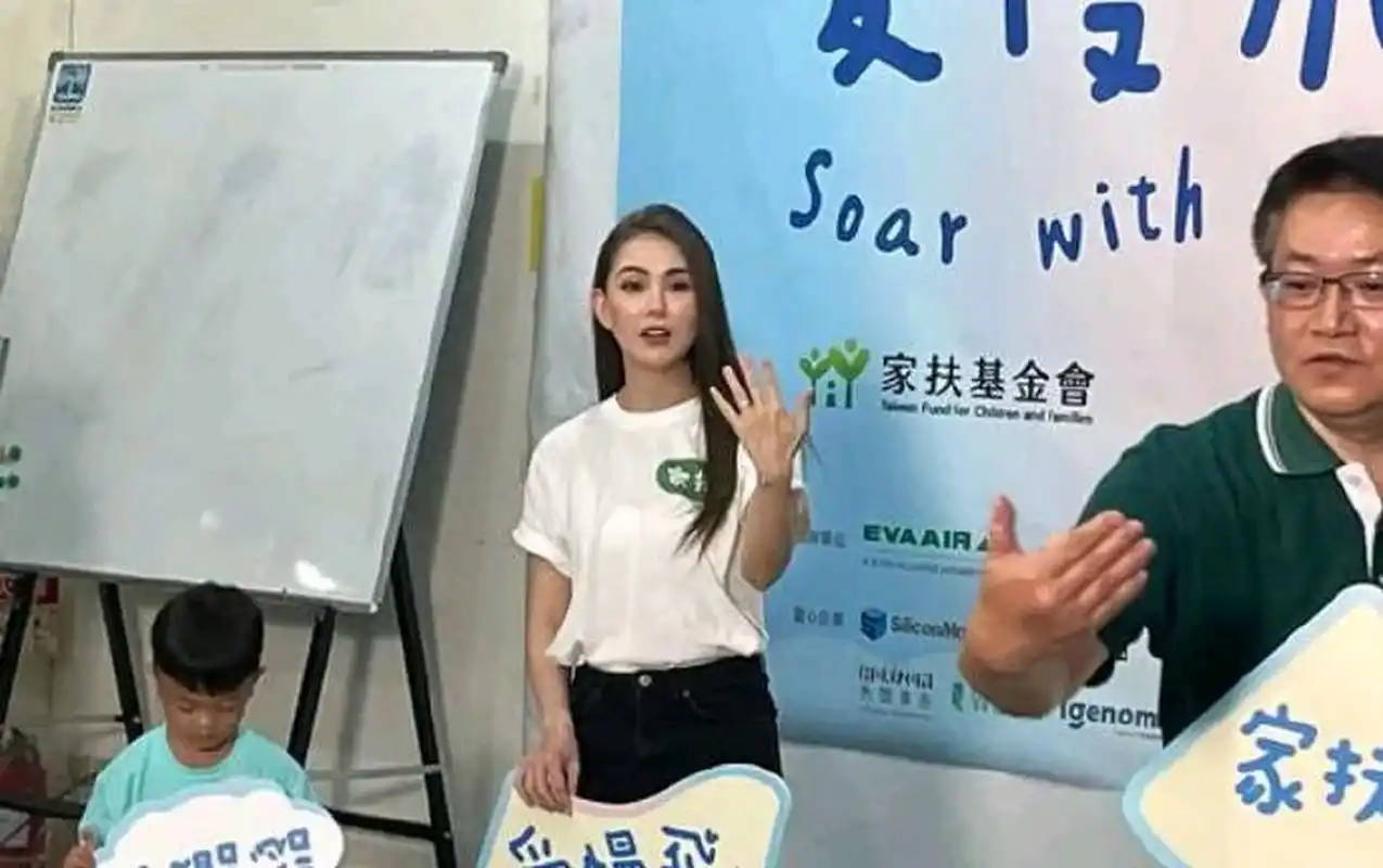 昆凌避谈陈建州大牙事件  6月27日,昆凌今出席公益活动,主办单位宣称