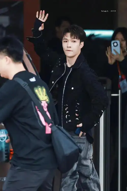 好六上班路透#张艺兴你好星期六上班路透96,休闲夹克外套 牛仔裤