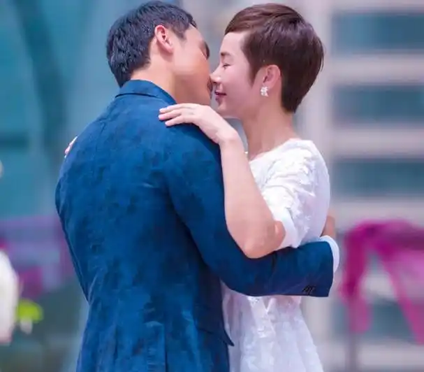 8月30日,演员明道在个人社交平台晒出一组照片,幸福官宣老婆王婷萱