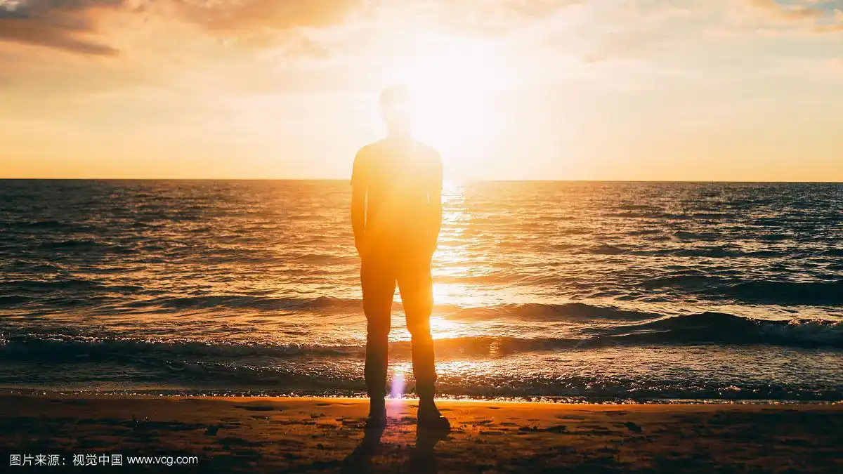 海边日出日落的男人剪影