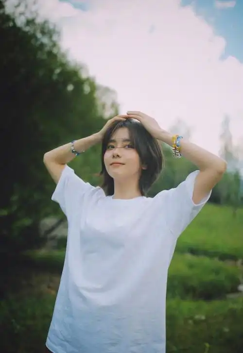 谭松韵白色t恤短裤生活风写真