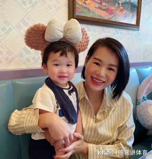 胡杏儿直播美照曝光, 颜值靓丽大长腿吸睛, 哪像生过3个孩子|贾玲