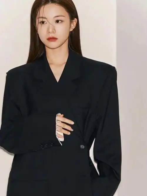 作为韩国整形模板,高允真的脸堪称完美.