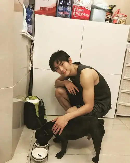 张哲瀚 快本之前染过粉色头发!竟有我没看过的老婆!