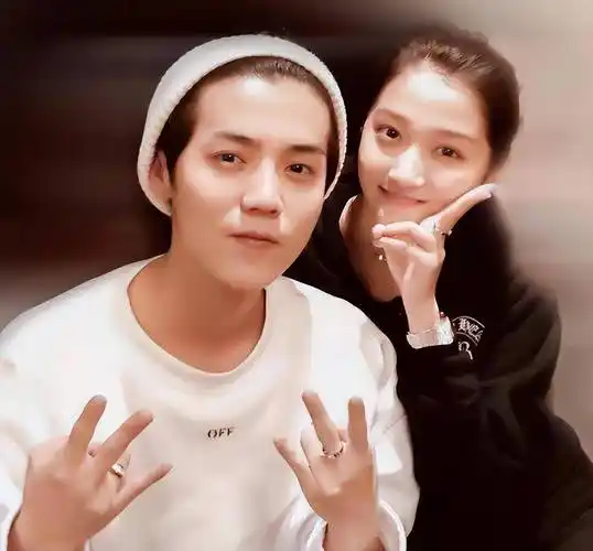 关晓彤剪短发气质大变透露自己动手20分钟剪完被疑与鹿晗分手