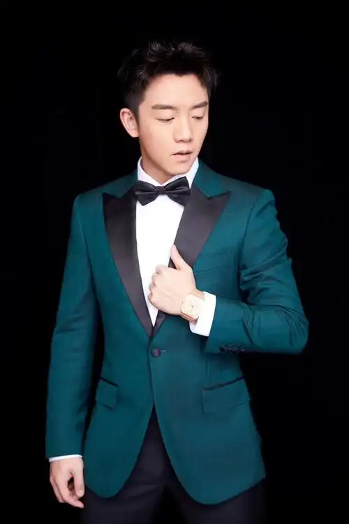 郑恺墨绿西装帅气有型 获封年度品质演员