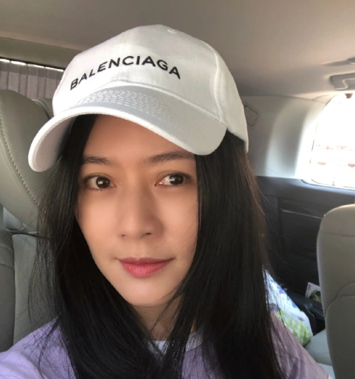 "励志女神"田海蓉发自拍展现完美"鹅蛋脸"