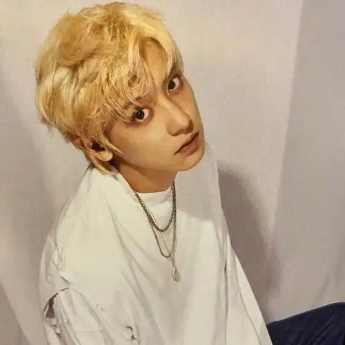 朴灿烈金发颗粒感头像