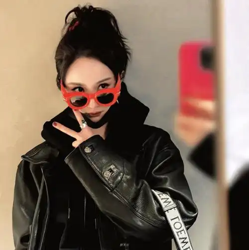 老婆旅行碎片96    - 杨幂 头像  #杨幂黑色新中式