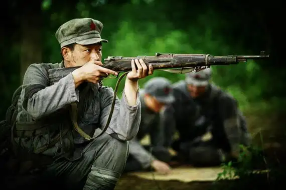 讲述普通红军战士长征故事的大型电视剧《十送红军》