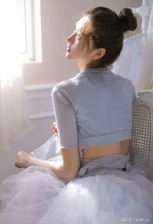 丸子写真阳光下的丸子头小姐姐清纯甜美可爱迷人