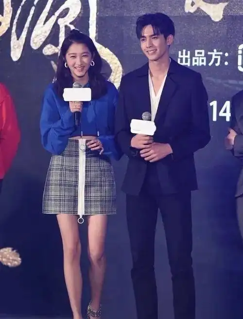 男明星跟关晓彤同框暴露真实身高檀健次穿高跟鞋张一山垫木板