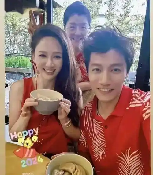 陈乔恩与丈夫一起回马来西亚过年_chen_艾伦_chinese