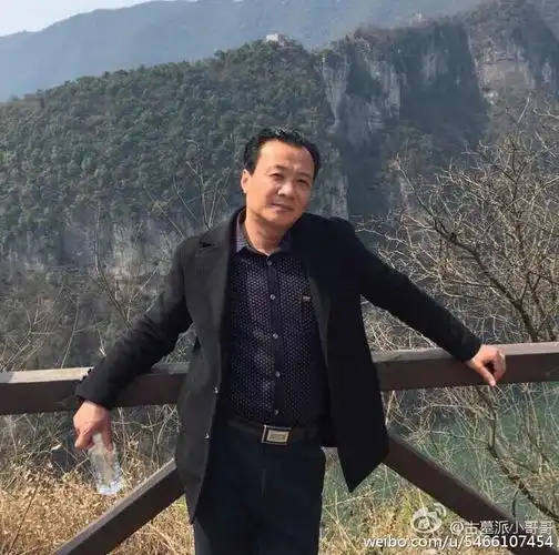 中年男子头像gif