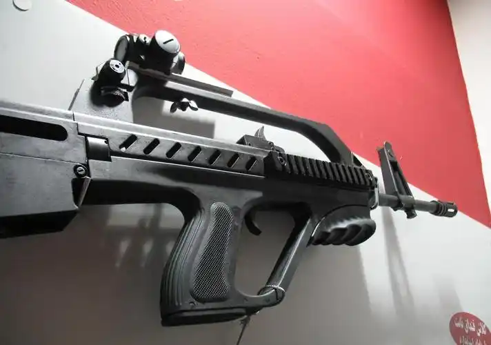 它就是伊朗的kh2002突击步枪,全称:kh-2002 khaybar,开始于2003年初期