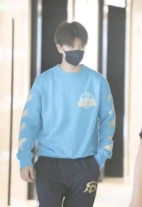 任嘉伦的眼睛会说话,赋予每个角色以灵魂,他的衣品也让人着迷_卫衣