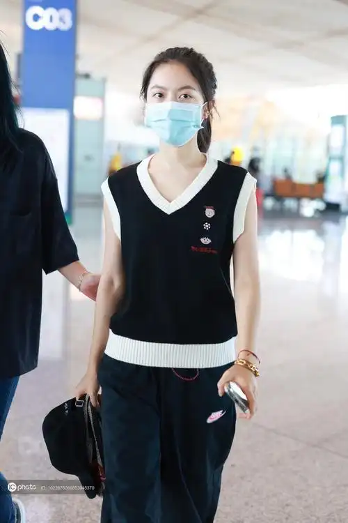 街拍赵今麦针织背心nike运动裤马丁靴青春学院风