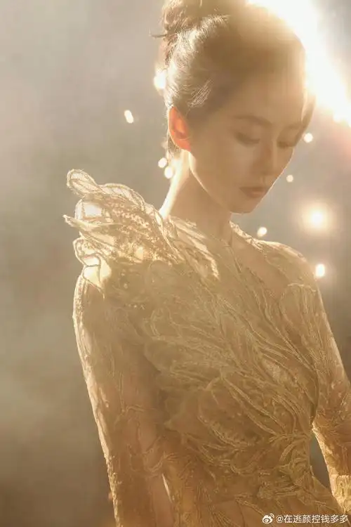 刘诗诗 神女逆光而来#刘诗诗这套造型太合适了好漂亮,美晕我了,臼是