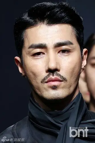 车胜元李正信走秀 八字胡大长腿魅力无限_服装人物_中国服装网