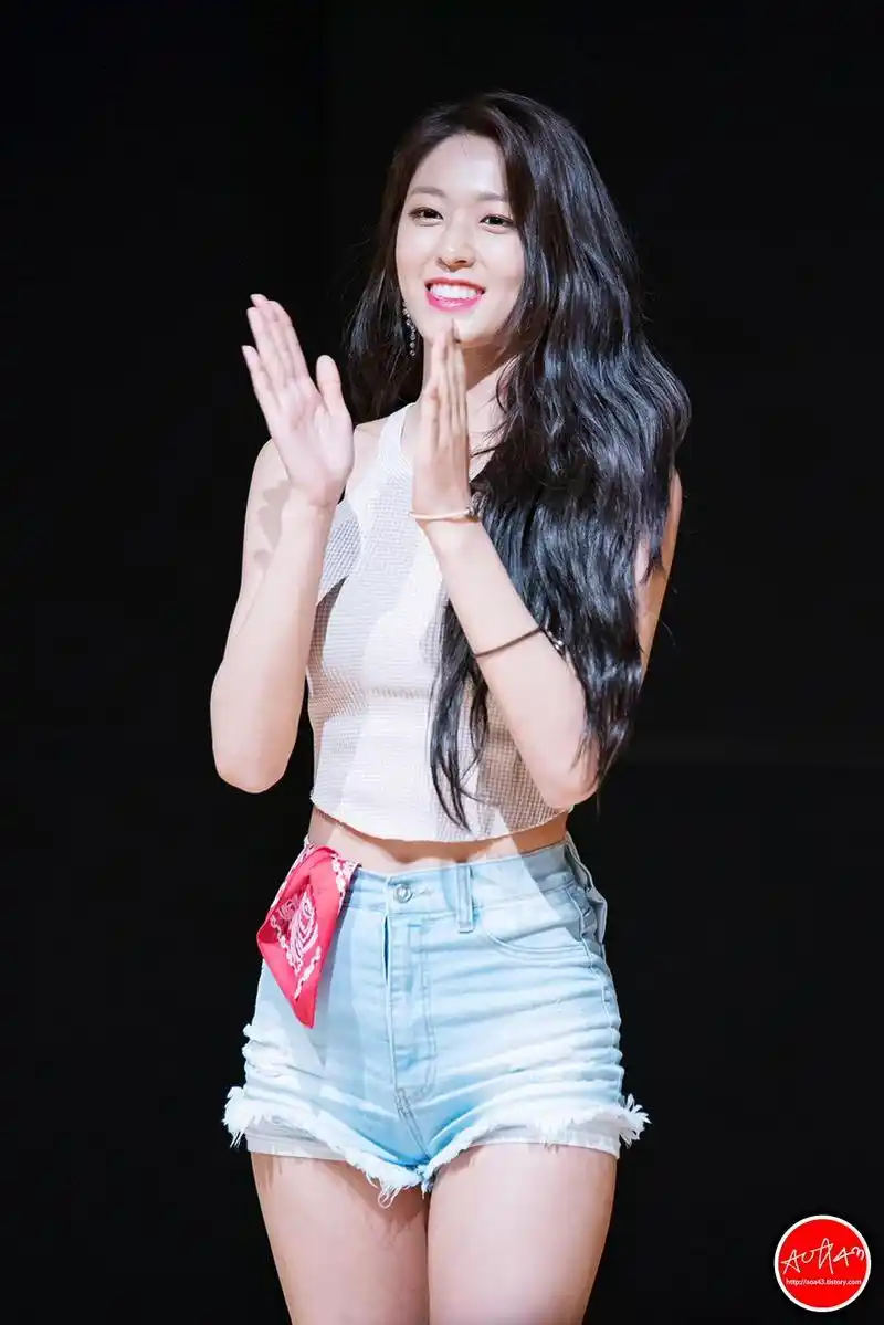 韩国女团aoa举办签售会,门面雪炫和rap智敏大秀友情.