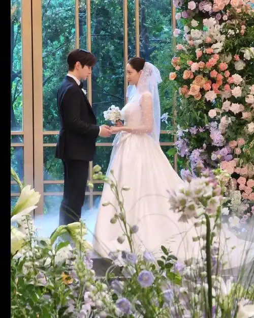 林允儿雅诗兰黛亚太区品牌代言人##林允儿演员出道十六周年快乐