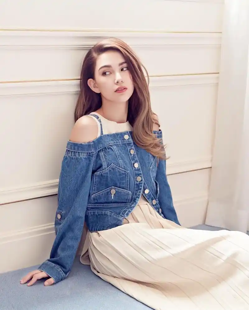 昆凌性感长腿浴缸写真图片