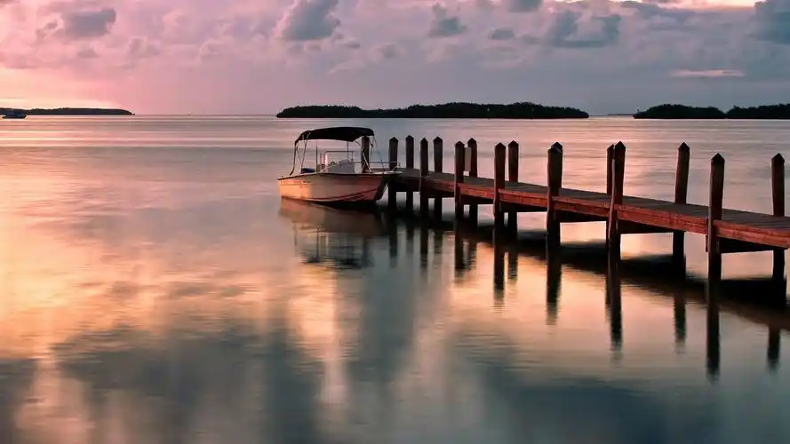 停泊的小船高清唯美桌面壁纸(6)-qq壁纸网